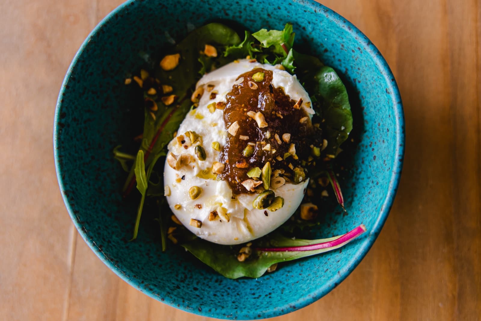 Burrata com compota de figo, avelã e pistaccio