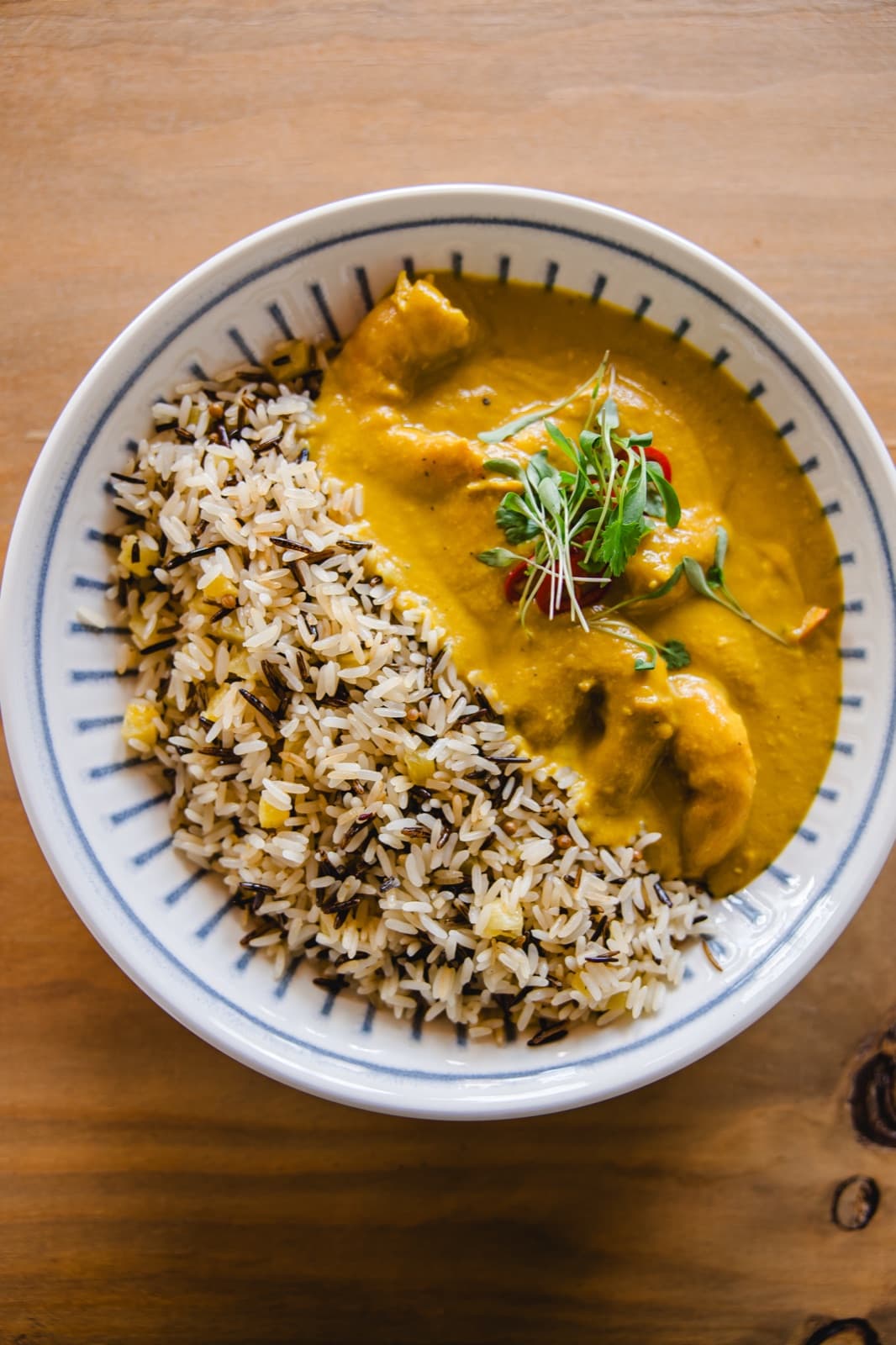Caril de gambas thai com arroz selvagem