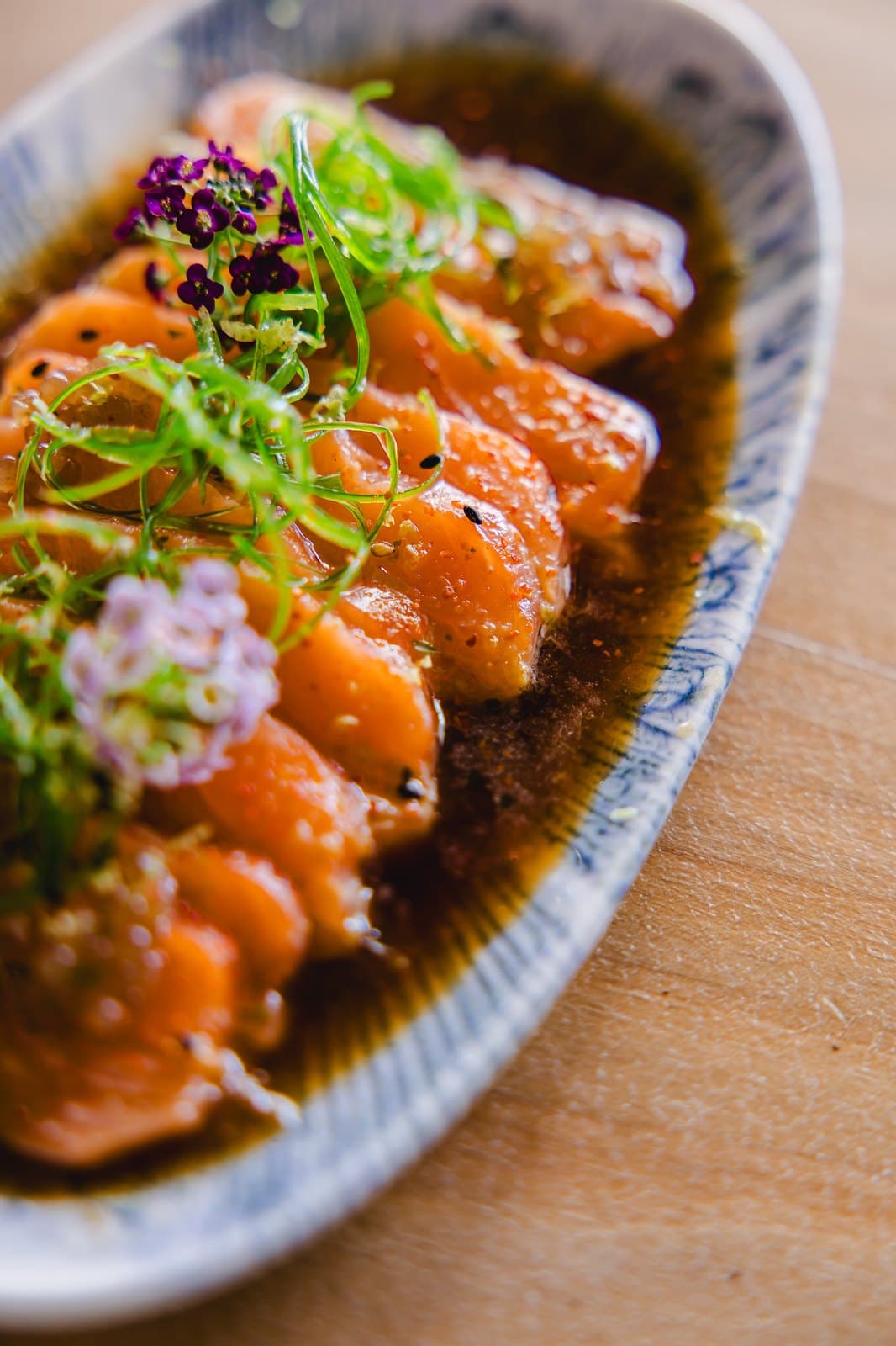 Carpaccio de salmão com ponzu trufado