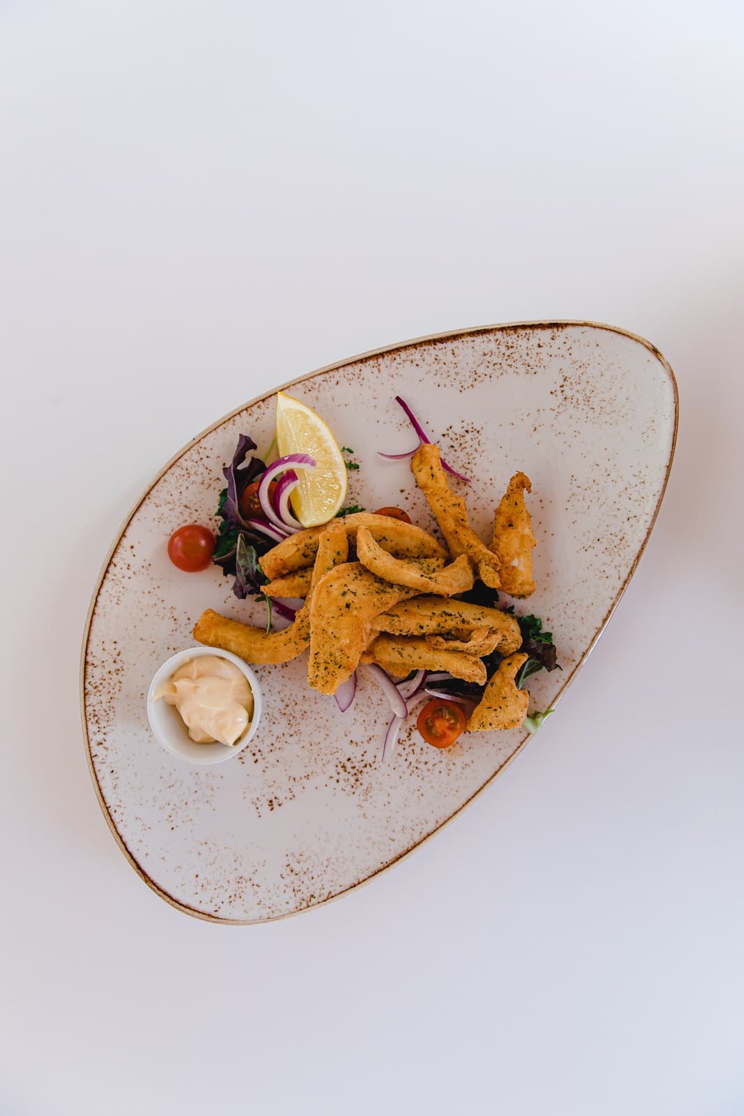 Choco frito com batata frita e aioli