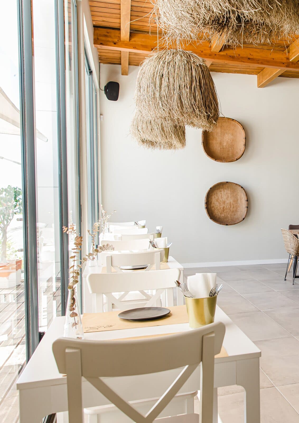 Sala interior com detalhes naturais