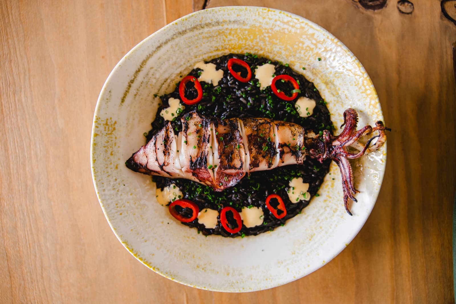 Lula com risotto nero e aioli de alho frito