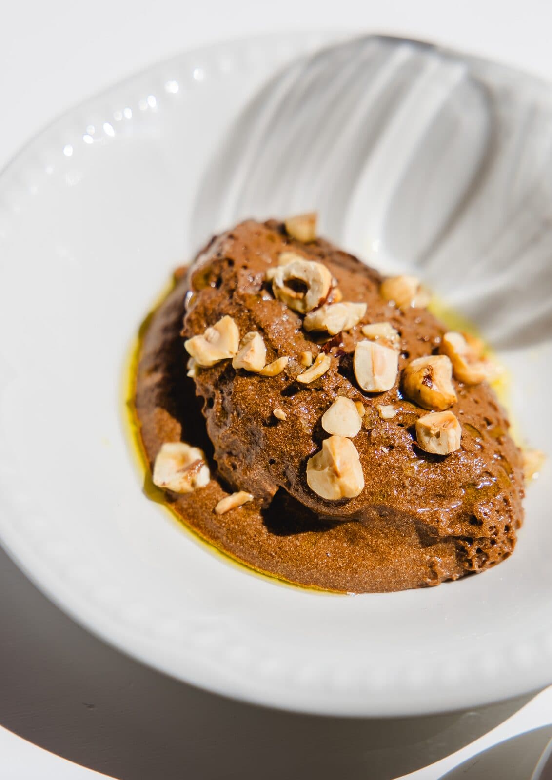Mousse de chocolate, avelã, flôr de sal e azeite