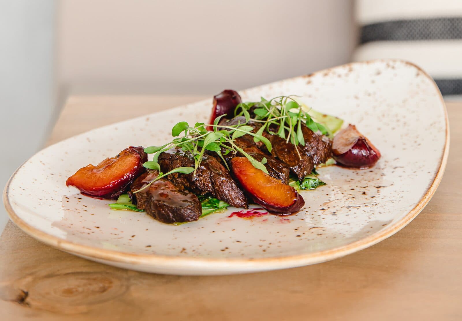 Pato com teriaky, pak-choy e ameixas caramelizadas