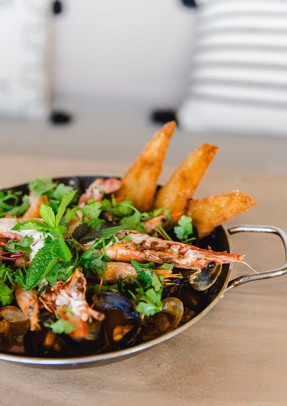 Zarzuela de mariscos, camarão tigre grande e pão frito